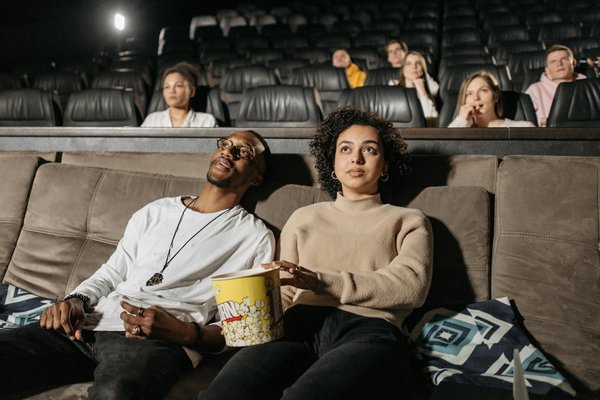 Quelles sont les étapes clés pour lancer une carrière en tant que designer de produits innovants?