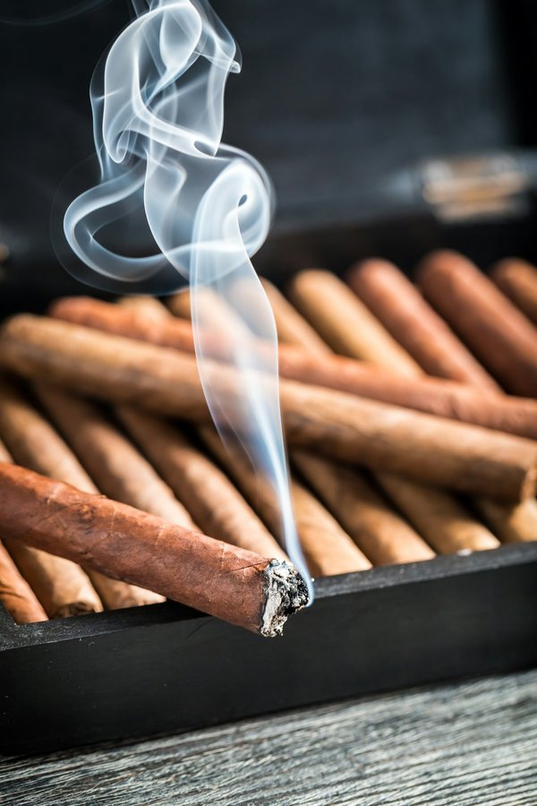 Découvrez les essentiels pour amateurs de cigares à maison cigare